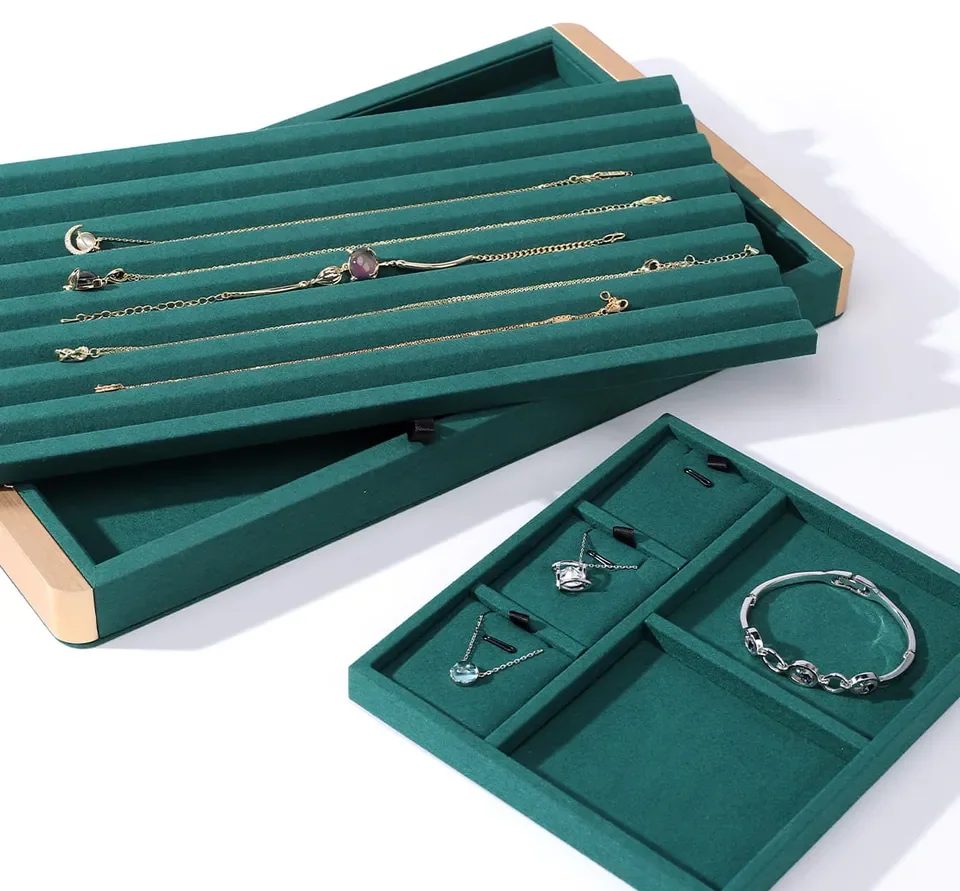 Green texture jewelry display — reference photograph 1