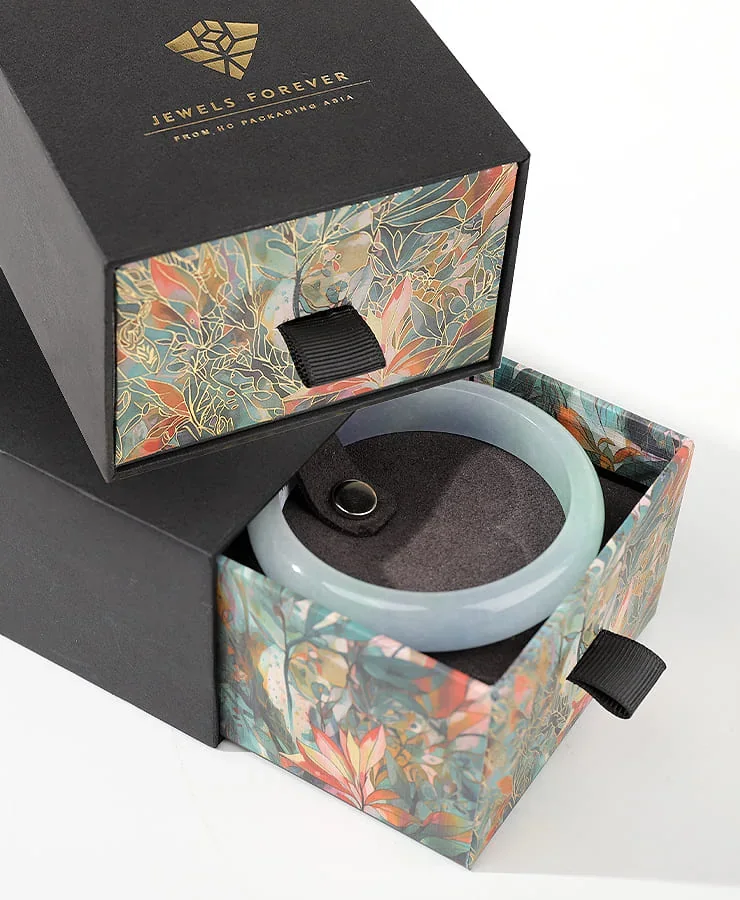Jewelry presentation boxes and packaging details