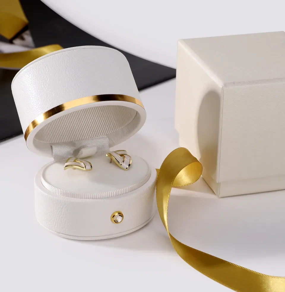 Oval Leather Ring Box — reference photograph 2