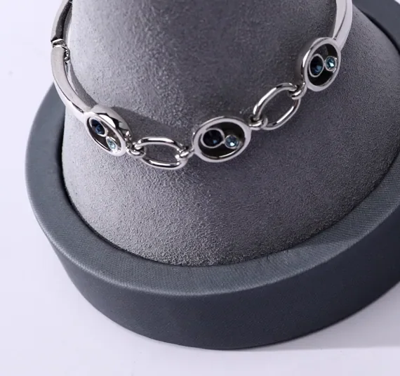 Small Jewelry Display — reference photograph 4