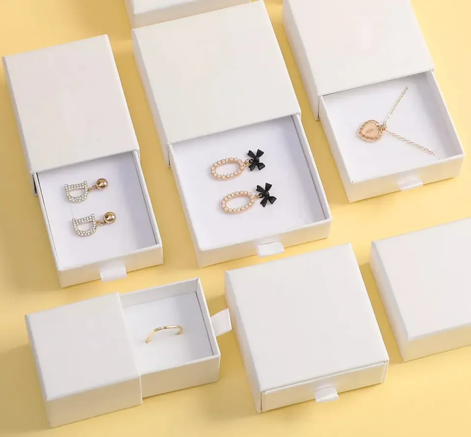White Earring Set Box — reference photograph 1